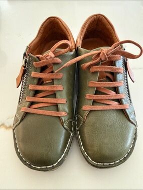 ETHAN VALDES NWOT - Olive Green Leather Lace-Up Sneakers with Carmel color Laces